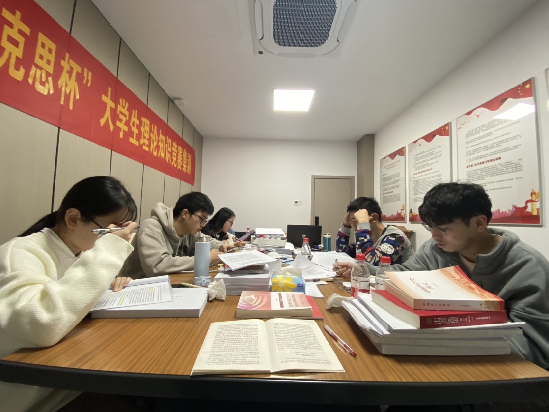 参赛学生奋力备战