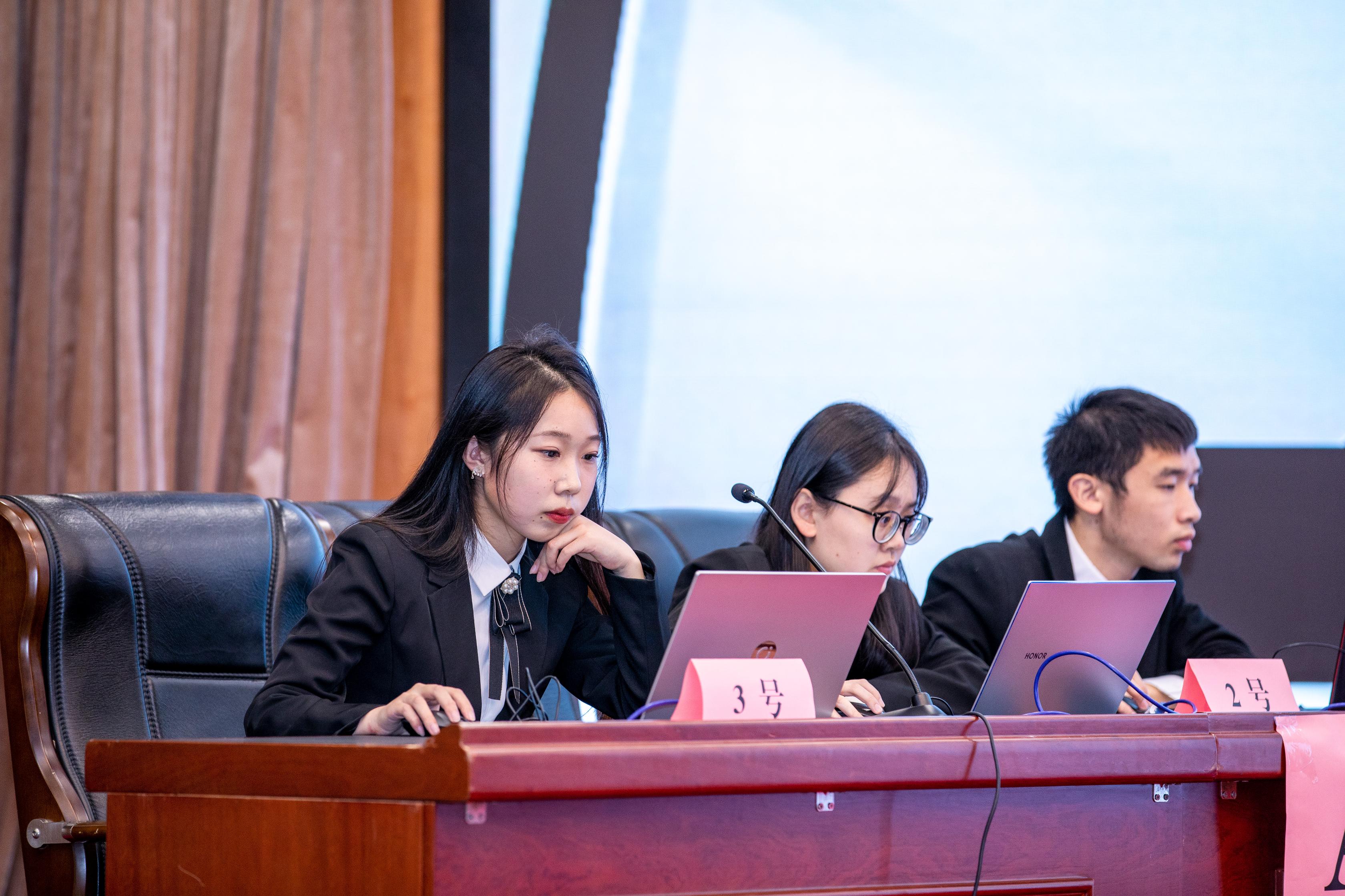 决赛现场,参赛学生认真答题