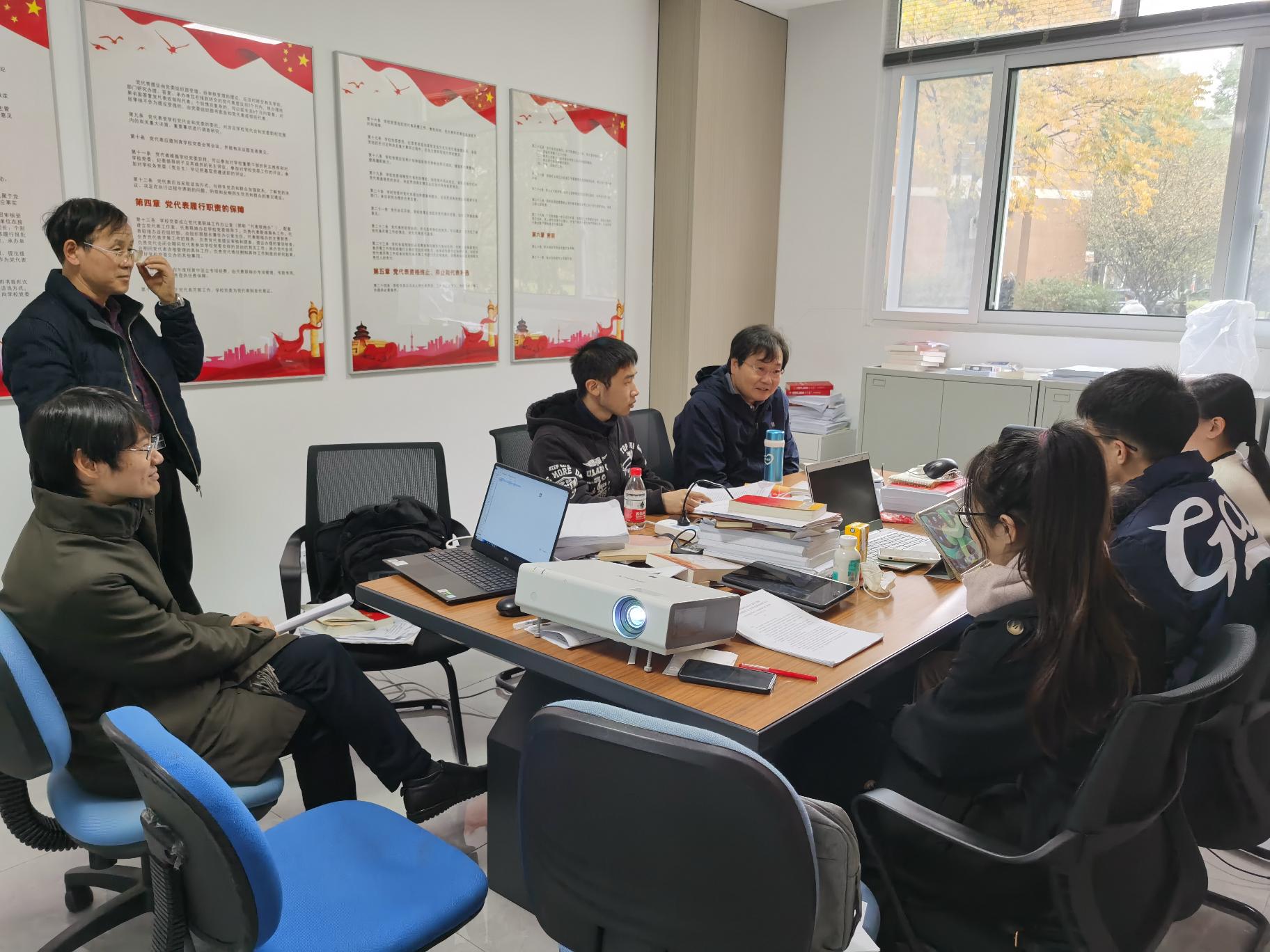 校党委副书记程刚到现场为参赛同学加油鼓劲